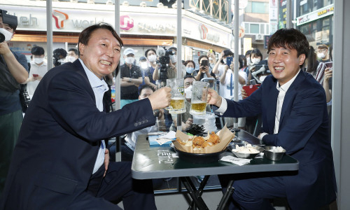 국민의힘 이준석 대표와 윤석열 전 검찰총장이 25일 오후 서울 광진구 건대 맛의거리에서 '치맥회동'을 하고 있다. /연합뉴스