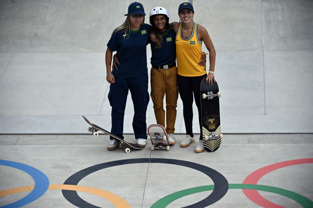 브라질 여자 스케이트보드 대표팀의 파멜라 로사(왼쪽부터), 레알 하이사, 레티샤 부포니. /AFP연합뉴스