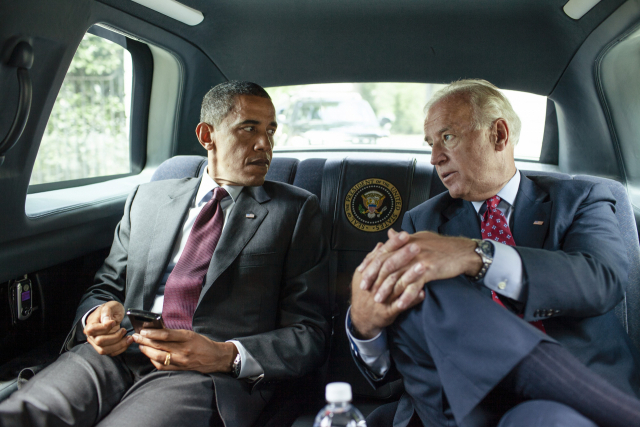 오바마 전 미국 대통령이 조 바이든 당시 부통령과 차 안에서 대화하고 있다. /사진 제공=백악관