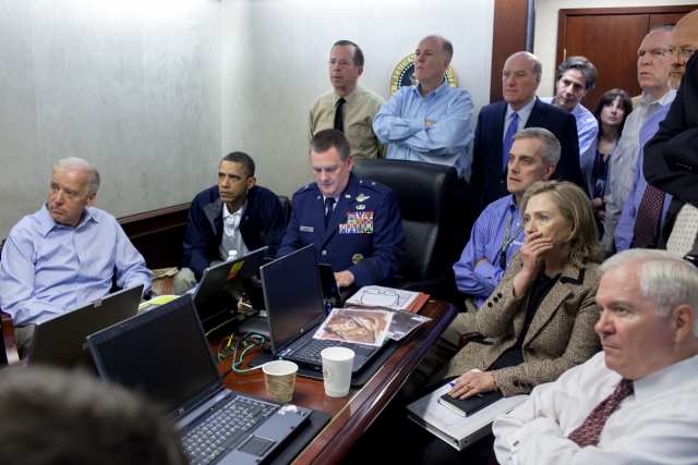 2011년 오사마 빈 라덴 사살 작전 당시 백악관 상황실에서 보고 받는 오바마 전 대통령. /사진 제공=백악관