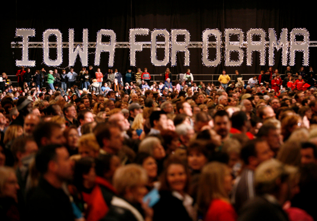 버락 오바마 전 미국 대통령이 처음 대선에 춭마할 당시 아이오와 코커스에서 지지자들의 모습. /사진 제공=오바마-로빈슨 패밀리 아카이브