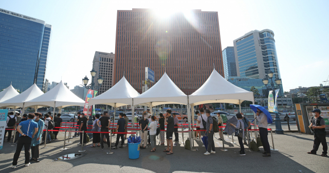27일 오전 서울역광장에 마련된 코로나19 임시선별 검사소를 찾은 시민들이 검사 순서를 기다리고 있다./연합뉴스
