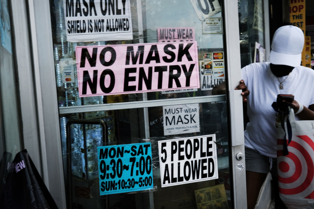 26일(현지시간) 미국 뉴욕시의 한 가게 출입문에 마스크를 착용하라는 안내문이 붙어있다./AFP연합뉴스
