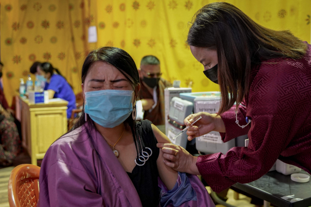 26일 부탄의 한 주민이 신종 코로나바이러스 감염증(코로나19) 백신을 접종하고 있다. /AFP연합뉴스