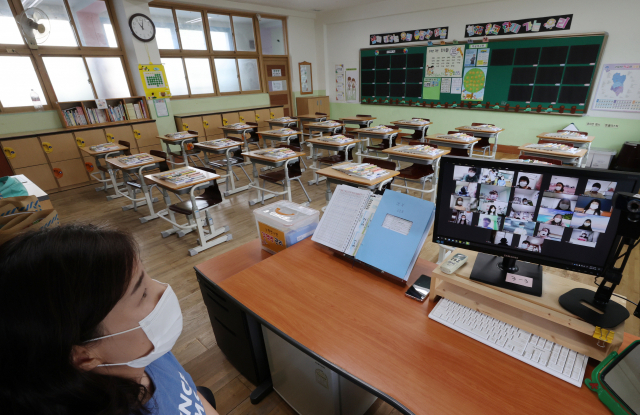 지난 20일 서울 도봉구 방학초등학교에서 학생들이 온라인 화상을 통해 담임교사와 여름 방학식을 하고 있다./연합뉴스