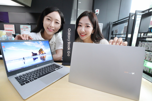 KT 모델들이 27일부터 전국 KT 매장과 KT샵에서 출시한 삼성전자 ‘갤럭시북 GO’를 소개하고 있다. /사진 제공=KT