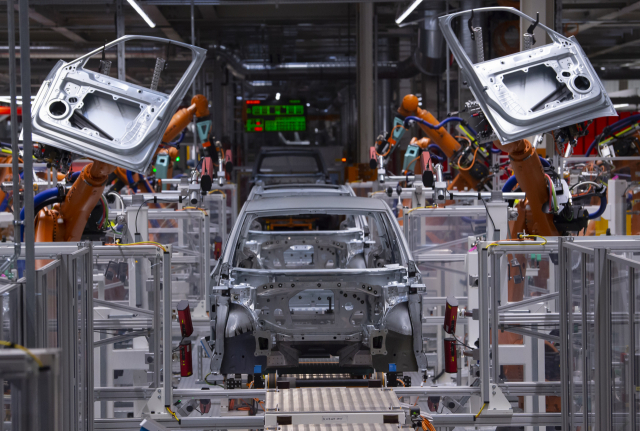 코로나19 이후 디지털 전환 가속화로 전통 산업에서 일자리가 빠른 속도로 줄어들고 있다. 독일 츠비카우의 폭스바겐 공장에서 로봇들이 전기차를 조립하고 있다./EPA연합뉴스