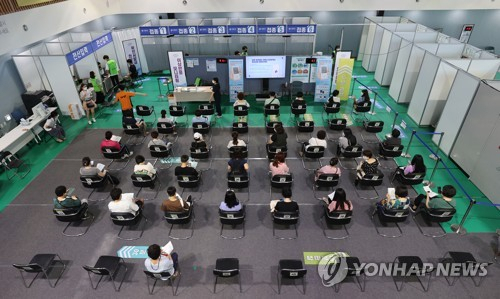 서울의 한 병원에서 시민들이 백신 접종을 위해 대기하고 있다./연합뉴스