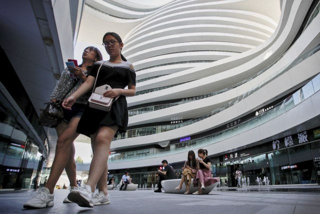 중국 베이징의 한 쇼핑몰 모습. 경제성장으로 적어도 대도시 주민들은 어느 선진국 못지 않은 삶을 누리고 있다. /AP연합뉴스