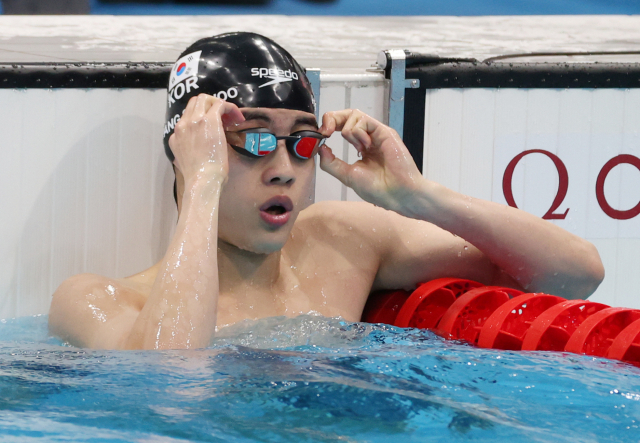 28일 일본 아쿠아틱스 센터에서 열린 도쿄올림픽 남자 100m 자유형 준결승. 3번 레인의 황선우가 물살을 가른 뒤 기록을 확인하고 있다. 황선우는 47초 56으로 아시아신기록을 작성했다. /연합뉴스