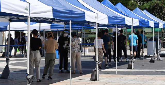 사회적 거리두기 4단계가 적용되고 있는 가운데 1,784명이 코로나19 양성 판정을 받으며 또다시 일일 신규 확진 최다 기록을 넘어선 21일 경기 성남시 분당구 야탑역광장에 마련된 선별검사소에서 검사를 받으려는 시민들이 줄지어 차례를 기다리고 있다./성남=오승현 기자 2021.07.21