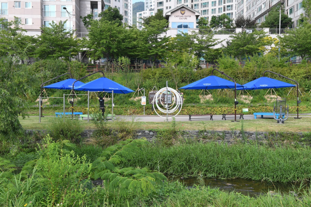 부산 기장군 정관읍 좌광천에 설치된 대형그늘막./사진제공=기장군