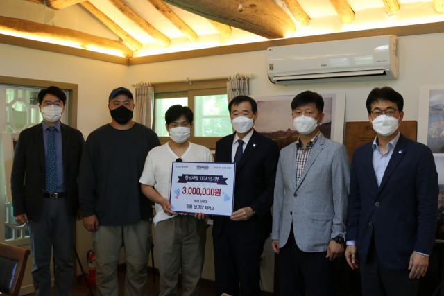 영화 ‘보고타’ 김성제(사진 왼쪽에서 세번째)감독이 한남대 이광섭(〃네번째)총장에게 발전기금을 전달하고 기념사진을 촬영하고 있다. 사진제공=한남대