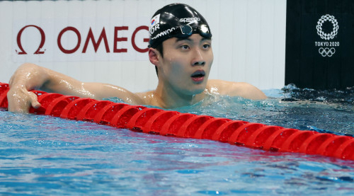 28일 일본 아쿠아틱스 센터에서 열린 도쿄올림픽 남자 100m 자유형 준결승. 3번 레인의 황선우가 기록을 확인하고 있다. 황선우는 47초 56으로 아시아신기록을 작성했다. /연합뉴스