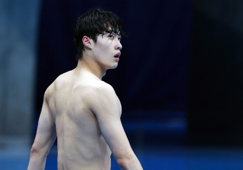 28일 일본 아쿠아틱스 센터에서 열린 도쿄올림픽 남자 100m 자유형 준결승. 3번 레인의 황선우가 경기 후 수영장을 나서고 있다. 황선우는 47초 56으로 아시아신기록을 작성했다. /연합뉴스