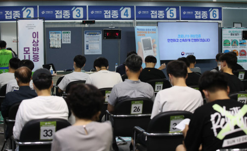 미국 모더나사의 신종 코로나바이러스 감염증(코로나19) 백신 국내 공급 일정에 차질이 빚어질 수도 있는 것으로 알려진 가운데 27일 오전 서울 서대문구 북아현문화체육센터에 마련된 코로나19 서대문구 예방접종센터에서 시민들이 백신 접종을 마친 뒤 이상반응 모니터링을 위해 대기하고 있다. /연합뉴스