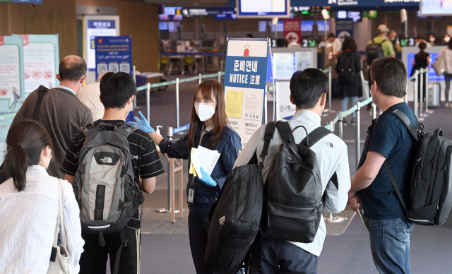 지난 7일 인천국제공항 제1여객터미널 검역소에 백신접종후 독일 프랑크푸르트에서 도착한 교민, 유학생, 외국인등이 줄지어 서 있다. /공항사진기자단