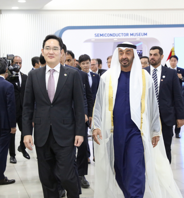 지난 2019년 2월 이재용(왼쪽) 삼성전자 부회장이 모하메드 빈 자이드 알 나흐얀 아부다비 왕세제와 만나 걸어가고 있다.