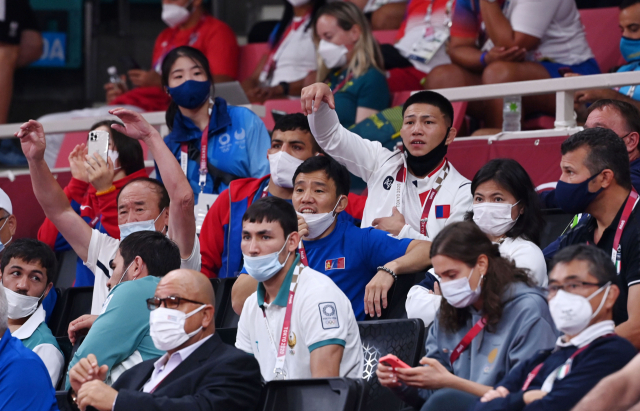 28일 일본 도쿄 일본 무도관에서 열린 유도 남자 -90kg급 32강전에서 관계자들이 마스크를 벗은 채 응원을 하고 있다./도쿄=권욱 기자