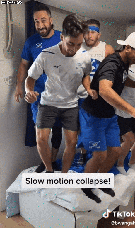 이스라엘 대표팀 선수들이 골판지 침대의 내구성을 확인하고 있다./벤 와그너 틱톡