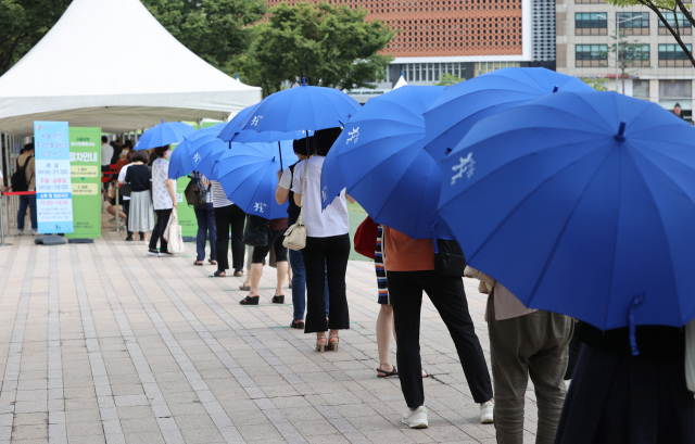 28일 오후 서울광장 임시 선별 검사소 앞에서 시민들이 코로나19 선별 검사를 받기 위해 대기하고 있다./연합뉴스