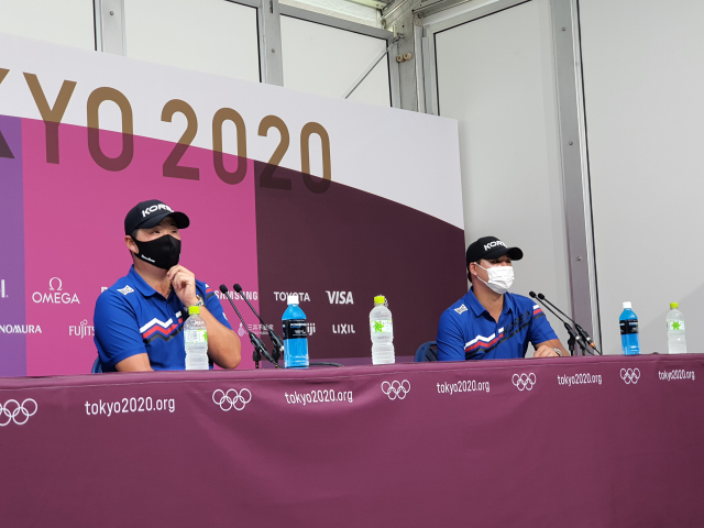 도쿄 올림픽 남자 골프 대표팀의 임성재(왼쪽)와 김시우가 28일 기자회견에서 취재진의 질문을 듣고 있다.