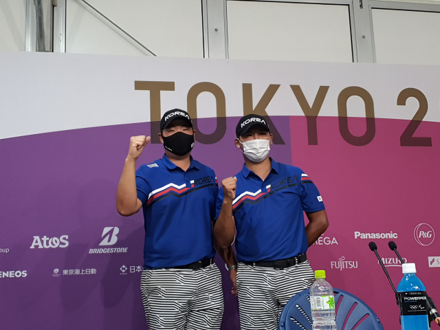 도쿄 올림픽 남자 골프 대표팀의 임성재(왼쪽)와 김시우가 28일 기자회견 뒤 포즈를 취하고 있다.