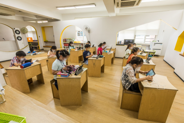 지난 14일 오전 서울 성동구 무학초등학교 긴급돌봄교실에서 2학년 학생들이 온라인 수업을 받고 있다./연합뉴스