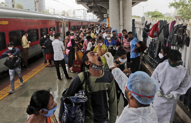 지난 22일(현지시간) 인도 뭄바이의 한 기차역 승강장에서 여행객들이 신종 코로나바이러스 감염증(코로나19) 검사를 받고 있다./AP연합뉴스