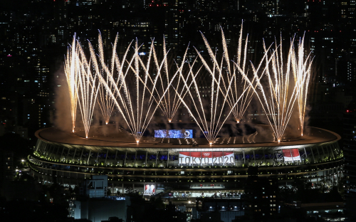 도쿄올림픽 개막식이 열린 23일 도쿄 시부야 스카이 건물에서 바라본 올림픽스타디움에서 화려한 불꽃이 터지고 있다. /연합뉴스