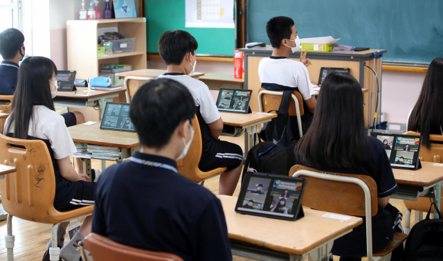 지난 14일 대구 달서구 성당중학교에서 학생들이 태블릿 PC를 통해 여름 방학식을 하고 있다. /대구=연합뉴스
