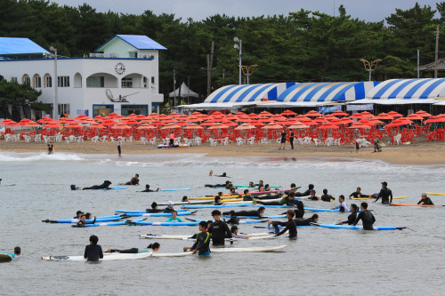 26일 오전 제주시 이호해수욕장에서 서퍼들이 서핑을 즐기고 있다. /연합뉴스