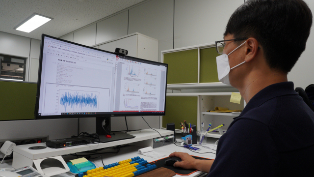 생기원 윤종필 박사가 개발한 딥러닝 모델과 주파수 변화를 통해 설비의 고장 유무를 진단하고 있다. 사진제공=한국생산기술연구원