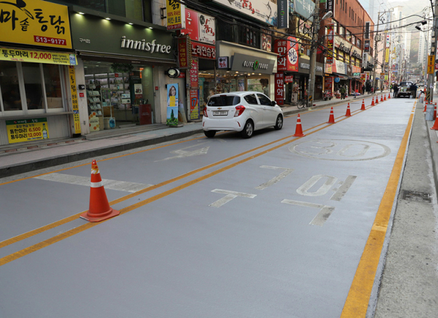 노루페인트 ‘에너지세이버 쿨로드’가 적용된 부산광역시 구서역 도로 시공 모습 /사진 제공=노루페인트