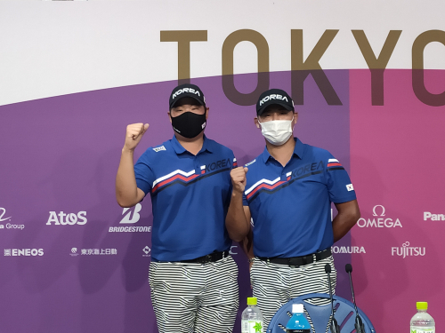 2020 도쿄올림픽 남자골프에 출전하는 김시우와 임성재(왼쪽)가 28일 일본 사이타마현 가스미가세키 컨트리클럽(파71·7천447야드)에서 열린 2020 도쿄올림픽 골프 남자부 공식 기자회견에서 포즈를 취하고 있다. /연합뉴스