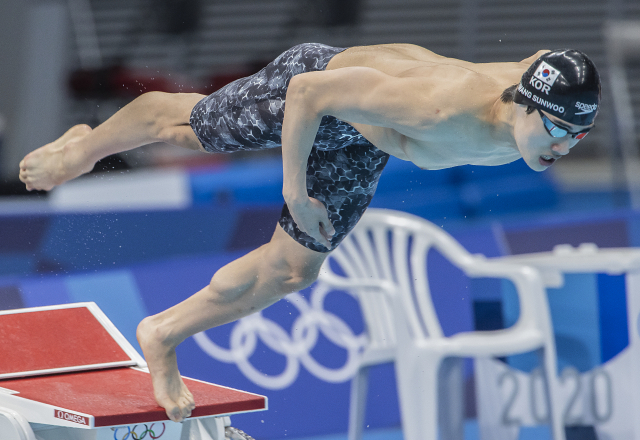 황선우가 29일 도쿄 올림픽 남자 자유형 100m 결선에서 힘차게 스타트하고 있다. 출발 반응 속도는 8명 중 가장 빨랐다. /도쿄=권욱 기자