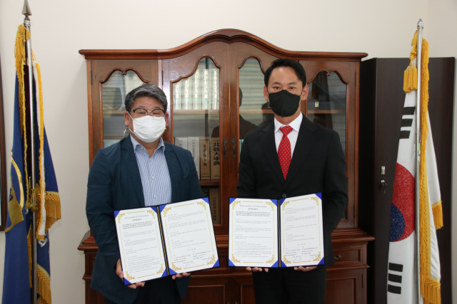 홍성규 한국전선공업협동조합 이사장(왼쪽)과 김용석 보빈뱅크 대표가 ‘재활용 플라스틱 보빈 공유 상용화’를 위한 협약을 체결했다. /사진 제공=한국전선공업협동조합