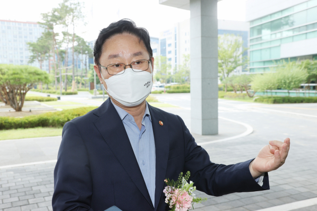 박범계 법무부 장관이 정책 현장 방문을 위해 28일 오전 서울 송파구 동부지검에 도착해 취재진의 질문을 받고 있다./연합뉴스