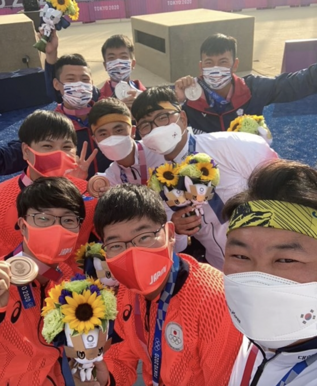 2020 도쿄올림픽 양궁 남자 단체전 시상식에서 한국과 대만, 일본 각국 대표팀 선수들이 한 데 모여 사진을 찍은 모습. /아시아양궁협회 페이스북 캡처