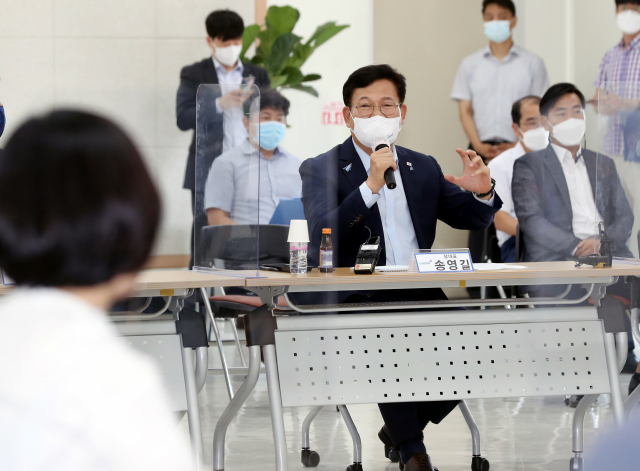 송영길 더불어민주당 대표가 29일 부산시 강서구 부산항만공사 신항 사업소 회의실에서 열린 '가덕신공항 특별위원회 1차 회의'에서 발언하고 있다. 이날 회의에는 가덕신공항 특별위원회 위원장을 맡은 송 대표를 비롯하여 윤관석 사무총장, 김영배 최고위원, 최인호, 박영순 의원과 박무성, 강윤경 등 부산 지역위원장들이 참석했다. /연합뉴스