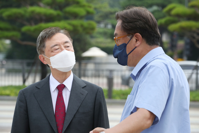 靑 분수 찾은 윤석열·최재형·안철수 '文 사과하라' 한목소리