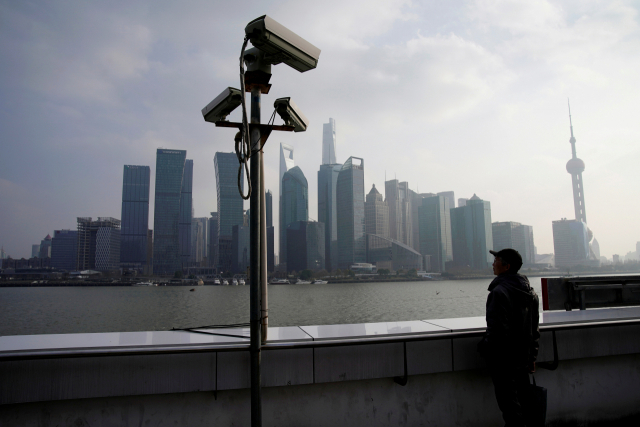 중국 상하이 금융가가 건너다 보이는 와이탄에 감시 카메라가 설치돼 있다. /로이터연합뉴스