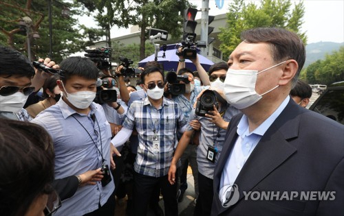 (서울=연합뉴스) 윤석열 대선 예비후보가 29일 오전 서울 종로구 청와대 앞 분수대 광장에서 드루킹 댓글 조작 사건과 관련해 문재인 대통령의 사과를 촉구하며 1인 시위를 하고 있는 국민의힘 정진석 의원 격려 방문을 마치고 취재진 질문에 답하고 있다. 2021.7.29 [국회사진기자단] toadboy@yna.co.kr