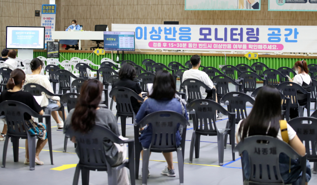 29일 서울 동작구 예방접종센터가 설치된 사당종합체육관에서 백신 접종을 마친 시민들이 이상 반응 확인을 위해 대기하고 있다./연합뉴스