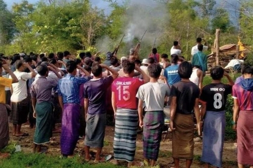 지난 27일 사가잉 까니 구역에서 숨진채로 발견된 시민방위군 병사의 장례식. /=미얀마 나우 사이트 캡처