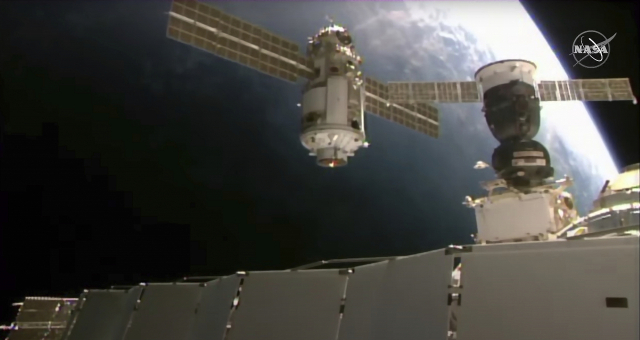 지난 29일 러시아 다목적 과학·연구 실험실 모듈인 ‘나우카’가 국제우주정거장(ISS)에 도킹하는 모습. /AP연합뉴스