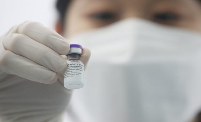 30일 오후 코로나19 서울시 동작구 예방접종센터가 마련된 동작구민체육센터에서 의료진이 백신을 준비하고 있다./연합뉴스