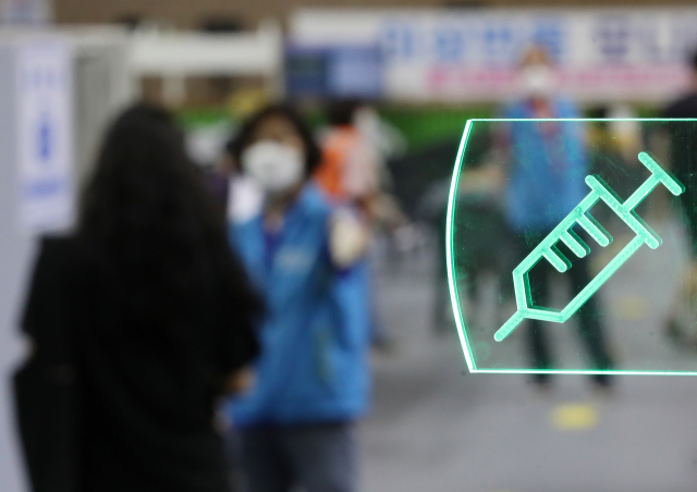 지난 29일 서울 동작구 예방접종센터가 설치된 사당종합체육관의 접종실에 주사기 모양의 조명이 들어와 있다./연합뉴스