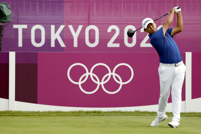 김시우가 도쿄 올림픽 남자 골프 2라운드 1번 홀에서 드라이버 샷을 하고 있다. /EPA연합뉴스