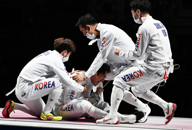 30일 펜싱 남자 에페 동메달 확정 순간 대표팀 동료들이 마지막 주자 박상영(왼쪽 두 번째)에게 달려가 기쁨을 나누고 있다. /지바=권욱 기자